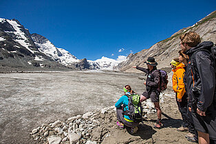 Wanderguide deutte über das Plateau in die Ferne , seine Wandergruppe lauscht gespannt seinen Worten und folgt seinem Blick