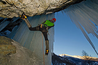 EisFelskletterer beim überhang- eiszapfen verdecken wie ein Vorhand den Überhang
