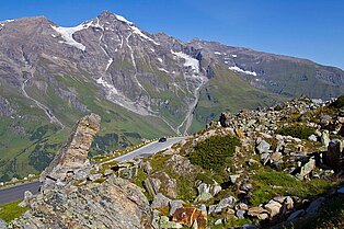 Großglockner Höhenstraße entlang der felsigen Landschaft- im hintergrund die Berge die sich zum Himmel erstrecken