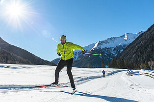 Zwischen den Bergen- Nahaufnahme eines motivierten Skilangläufers