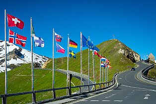 entlang der Straße zum Großglockner wehen alle europäischen Fahnen munter im Wind