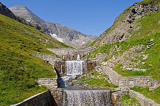 gemauerte Dammanlagen regulieren den Fluss auf dem Weg ins Tal