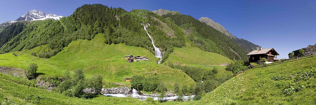 Panorama Ausblick Hollerbachtal, bei Sonnenschein und grünen Wiesen