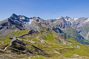 Fernaufnahme der Großglockner Höhenstraße mit absolut atemberaubendem Bergpanorama