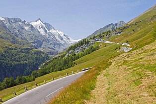 Großglockner Höhenstraße mit Bergpanorama im Hintergrund