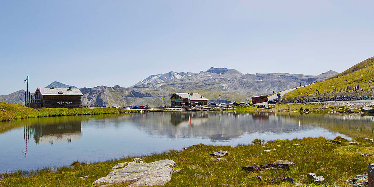 kleiner See entlang der Großglockner Höhenstraße. denaben 2 kleine Hütten für die rast
