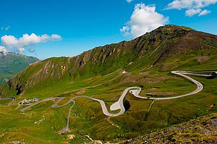 Fernansicht der Großglockner Höhenstraße wie sie sich über den berg schlängelt