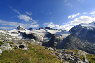 weit oben am Berg- panoramaansicht über die verschiedenen Kämme und Gipfel