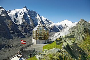 Ausichstplattform am Großglockner- Gläserner Turm mit Holzpfosten  Sechskantform und oben Spitz zulaufend