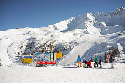 Gruppe von Skifahrer am Fuße der Abfahrt 
